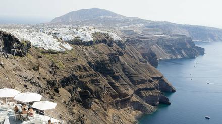 Die heutige Insel Santorin ist ein Überbleibsel der einstigen Insel Thera, die durch mächtige Vulkanexplosionen in mehrere Einzelteile, die Ränder des Kraters, zerfallen ist.