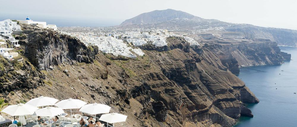 Die heutige Insel Santorin ist ein Überbleibsel der einstigen Insel Thera, die durch mächtige Vulkanexplosionen in mehrere Einzelteile, die Ränder des Kraters, zerfallen ist.