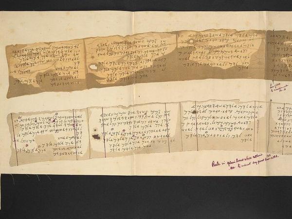 Abgezeichnete Textfragmente in einer archaischen Schrift, die wie auf einem Leporello zu sehen sind.