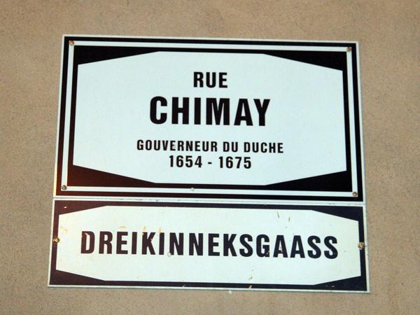 Zweisprachige Straßenschilder der Rue Chimay in Luxemburg.